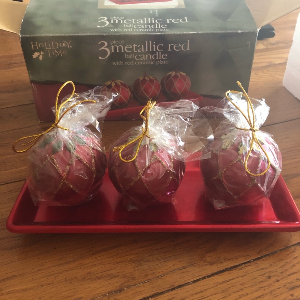 NIB 3 Ball Candles with Red Ceramic Plate
